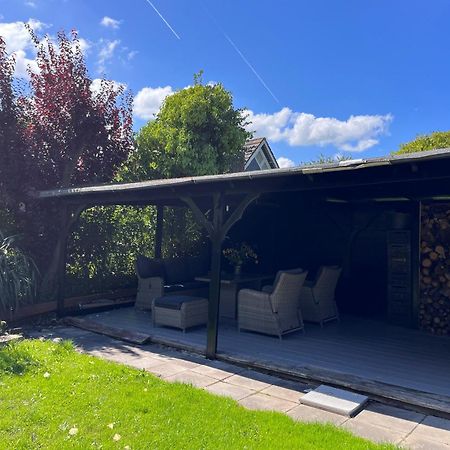 Cosy Vacation Home With Large Fenced Garden Броунисе Екстериор снимка